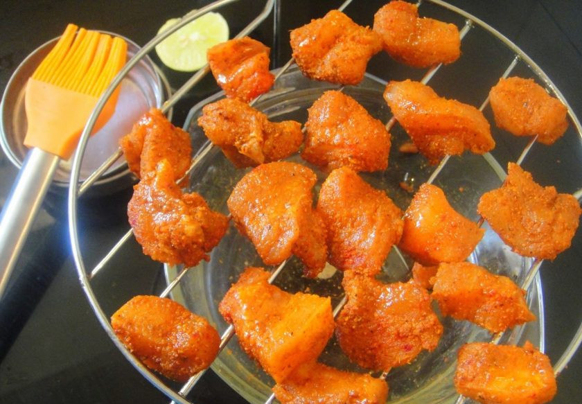 1. Этап. Куриные шашлычки на шпажках в духовке-гриль: 3. Смажьте мясо растительным маслом и насадите на деревянные шпажки или выложите на решетку.