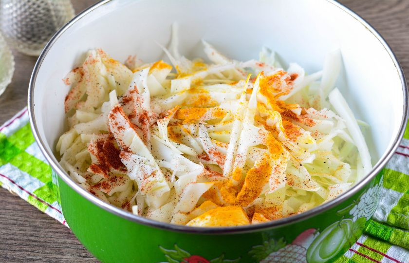 1. Этап. Капуста в пакете в духовке: Добавьте к капусте специи: черный перец, паприку и куркуму.