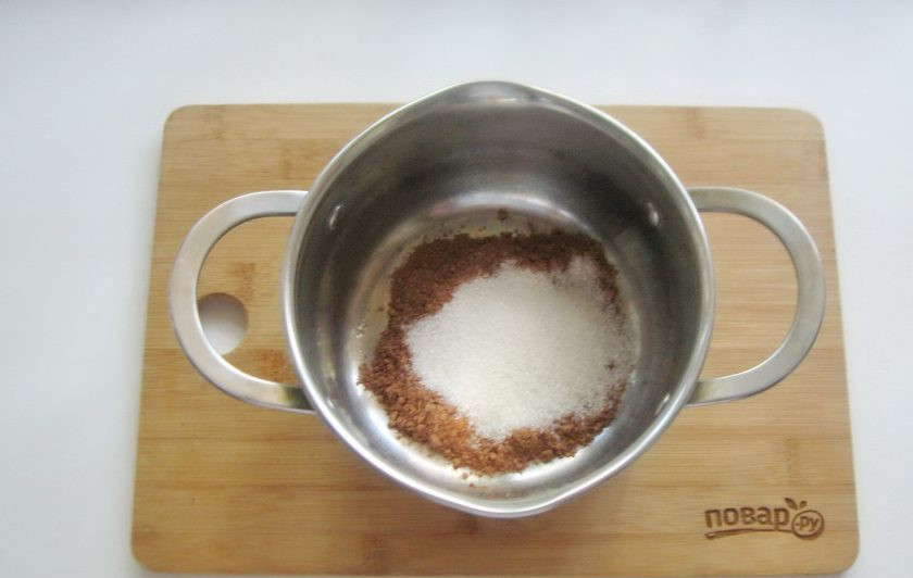 1. Этап. Американский пирог Крейзи кейк: Пока пирог остывает сварите глазурь. В кастрюлю с толстым дном насыпьте две столовые ложки какао-порошка и две столовые ложки сахара.