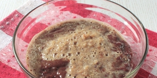 1. Этап. Печеночники с манкой: 2. Репчатый лук очистите от кожуры. Нарежьте лук небольшими дольками. Через мясорубку перекрутите печень и лук. Можно использовать блендер. Тогда лучше перебивать поочередно. Сначала печенку, потом – лук. Перемешайте в одной миске.