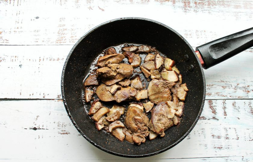 1. Этап. Куриные рулетики замороженные: В сковороду добавьте нарезанные грибы и обжаривайте еще 5 минут, остудите.