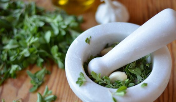 1. Этап. Мясо на косточке в духовке: Подготовим маринад для мяса. Для этого необходимо измельчить листья майорана и чеснок. Смешать с 3 столовыми ложками масла, солью и перцем. Все это можно сделать в ступке или в блендере.