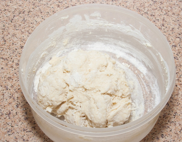 1. Этап. Пельмени с креветками: Постепенно всыпаем муку и замешиваем густое и эластичное тесто. Оно не должно быть слишком тугим, потому что тогда его трудно будет раскатывать. Оставляем тесто на столе минут на 10-15.