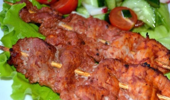 1. Этап. Мясо на шпажках в духовке: Отправляем мясо на шпажках в заранее разогретую до 180 градусов духовку на 15 минут. Приятного аппетита!