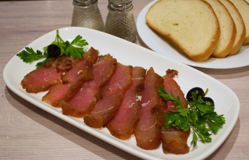 1. Этап. Балык из индейки: Спустя 3 дня мясо хорошо завялится, отлично нарезается и будет готово к подаче на стол. Такое мясо хорошо лежит в холодильнике около 2 недель (если, конечно, домашние его не сьедят быстрее).