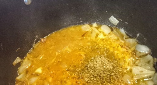 1. Этап. Карри из картофеля и зелёного горошка: В казан добавить чесночно-имбирную пасту. Готовить минуту. Затем добавить куркуму и кориандр. Перемешать.