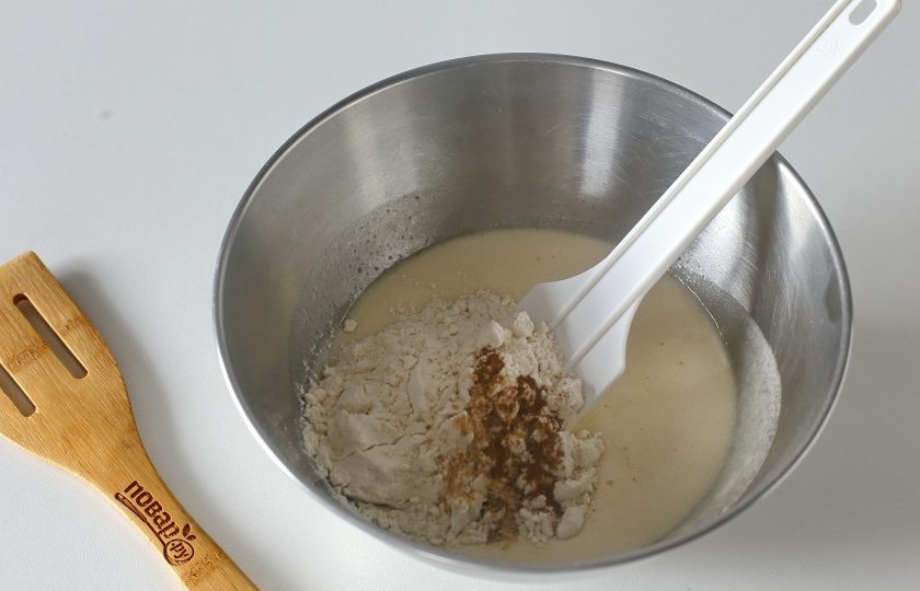 1. Этап. Медовые пряники на пару: Добавьте специи по вкусу и муку.