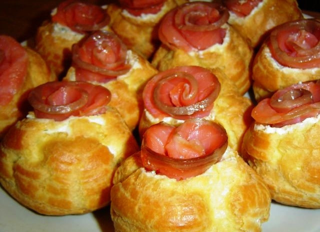 1. Этап. Профитроли с красной рыбой: Вставляем розочки в центр профитроли.