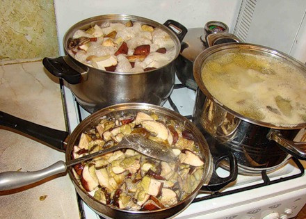 1. Этап. Волнушки в кляре: 5. Отцеживаем грибы, каждый окунаем в муку и обжариваем на сковороде. Также их можно бросить на сковороду и присыпать мукой.