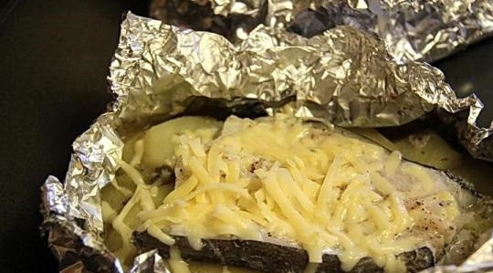 1. Этап. Стейк зубатки: 6. После аккуратно разверните конвертик и присыпьте сверху все тертым сыром. Отправьте обратно в духовку запекаться до готовности.