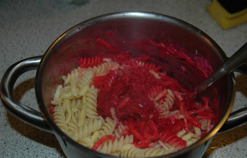 1. Этап. Свекольная запеканка с макаронами: Теперь перемешайте свекольную массу с остывшими макаронами, не забудьте посолить и поперчить.