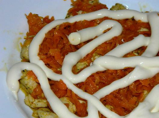 1. Этап. Салат Подсолнух с грибами: Теперь выложим ингредиенты слоями на блюдо в виде горки. Порядок слоев: мясо, морковь, майонез, грибы, лук, снова майонез, тертые яйца и майонез.