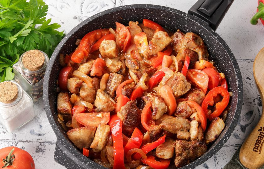 1. Этап. Мясо по-сербски: Добавьте к овощам обжаренное мясо.