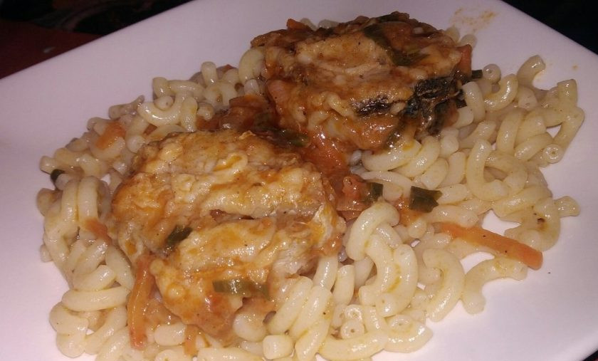 1. Этап. Хек под томатным маринадом: 7. За то время, пока жарилась рыба, можно приготовить гарнир. С маринадом хорошо сочетаются макароны, рис и картофельное пюре.