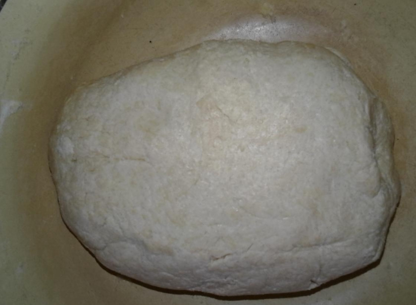 1. Этап. Несдобная выпечка: Добавьте сметану, замесите мягкое тесто. Оберните его пищевой пленкой и отправьте в холодильник на час (или даже на два).