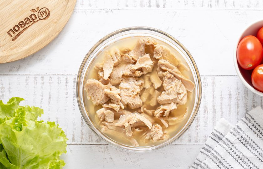 1. Этап. Соевые бургеры: Соевый текстурат залейте горячей водой или бульоном. Накройте крышкой и оставьте на 10-30 минут, чтобы он впитал жидкость и стал мягким. После слейте воду и тщательно отожмите.