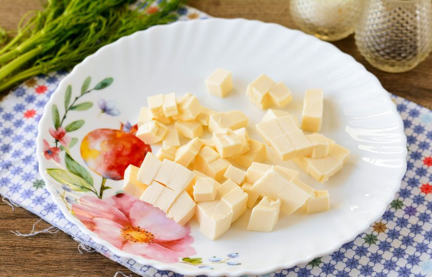 1. Этап. Салат Океан с крабовыми палочками: Нарежьте сыр кубиками. Можно использовать как любой твердый сыр, так и плавленый, на ваш вкус.