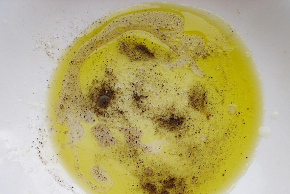 1. Этап. Крабовые палочки в тесте: Чтобы блюдо не было сильно пресным, предлагаю замариновать палочки в заправке. Для этого смешайте оливковое масло, сок половинки лимона, соль, черный молотый перец. Перемешайте.