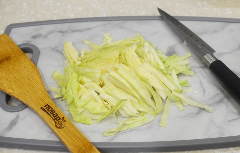 1. Этап. Салат Морская фантазия: 3. Капусту нашинкуйте.