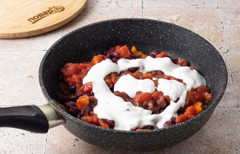 1. Этап. Карри с фасолью: Добавьте в сковороду промытую консервированную фасоль и консервированные томаты. Влейте кокосовое молоко. Убавьте огонь на минимальный и томите 15 минут.