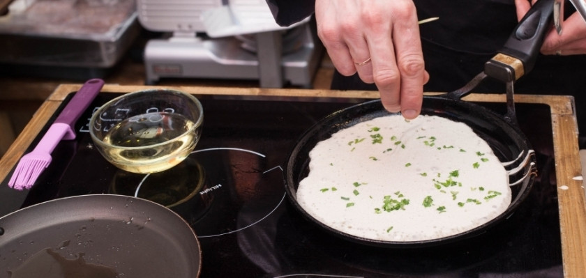 1. Этап. Гречишные блины постные: 2. Лук нарезаем мелко, и каждый раз, вливая тесто на сковороду, добавим по щепотке лука и специй.