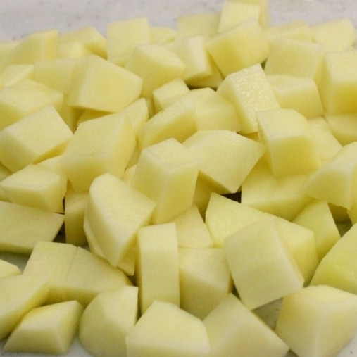 1. Этап. Картофельный суп-пюре: 5. Добавьте в сковороду оставшийся бульон и доведите до кипения. Картофель очистите, нарежьте небольшими кубиками.