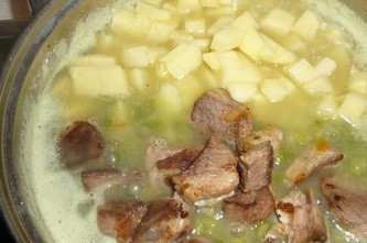 1. Этап. Суп из баранины и гороха: Если бульон начинает развариваться, самое время добавить баранину и нарезанный кубиками картофель. Еще через 5 минут кладем в суп зажарку.