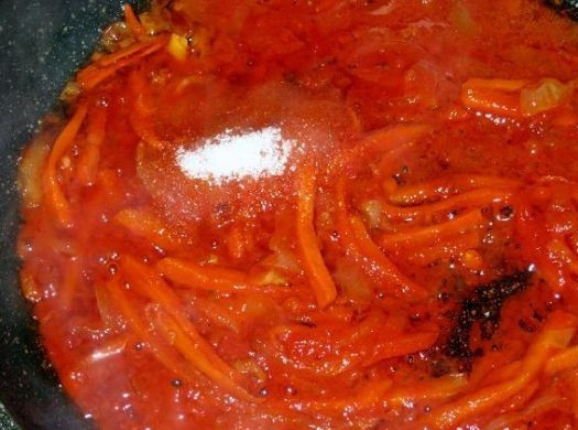 1. Этап. Мясо, жаренное в кляре: Очищаем зубчики чеснока, нарезаем их пластинками. Обжариваем на растительном масле, затем добавляем к нему морковь и лук. Продолжаем обжаривать до мягкости моркови. Затем добавляем томатную пасту и чуть меньше, чем полстакана воды. Когда закипит, добавим сахар и уксус. Перемешиваем и выкладываем поверх соуса обжаренное в кляре мясо. Накрываем крышкой и оставляем тушиться на маленьком огне минут 5-7.