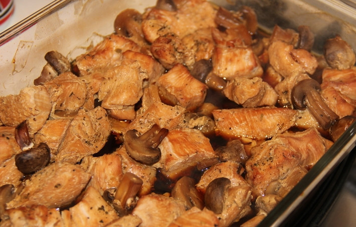 1. Этап. Грудка индейки с грибами в духовке: Фольгу снимите и еще минут 10 запекайте, чтобы блюдо подрумянилось. Можете, по желанию, посыпать тертым сыром. Готовую грудка индейки с грибами в духовке можете подать с картофелем или рисом. Приятного аппетита!