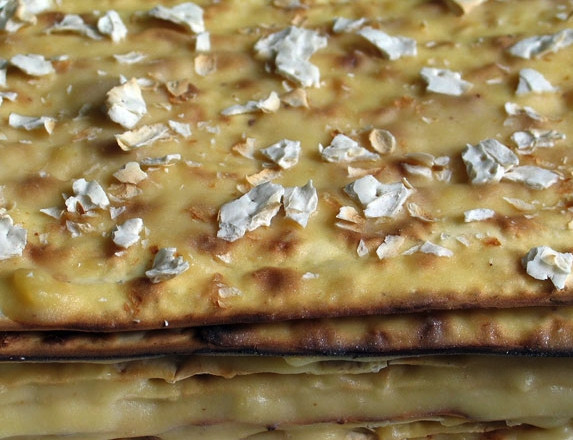 1. Этап. Торт из мацы без выпечки: Перед подачей выложите торт из формы на блюдо, снимите плёнку. Нарежьте торт на порционные кусочки. Украсить его можно ягодами, фруктами или тёртым шоколадом.