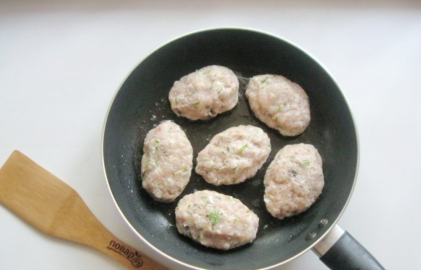 1. Этап. Котлеты из свинины с грибами: Из фарша сформируйте котлеты и выложите в горячую сковороду с подсолнечным маслом.