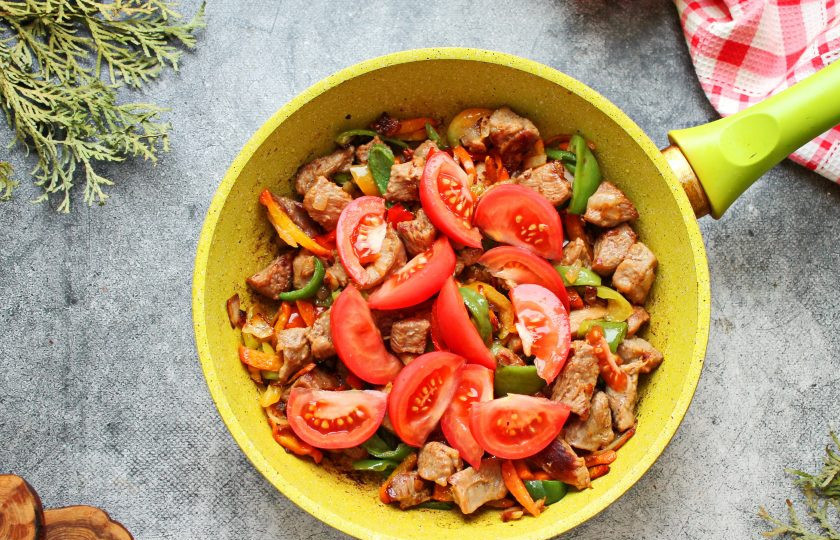 1. Этап. Индейка с рисом и овощами: Помидоры порежьте на дольки, добавьте к индейке с мясом, посолите, поперчите. Добавьте измельченный чеснок и готовьте в течение двух минут.