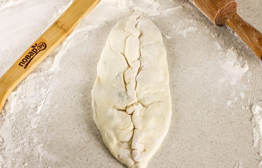 1. Этап. Жингялов хац: Соедините края, защипывая их посередине. Оставьте небольшое отверстие в самом конце, выпустите воздух и защипните его.