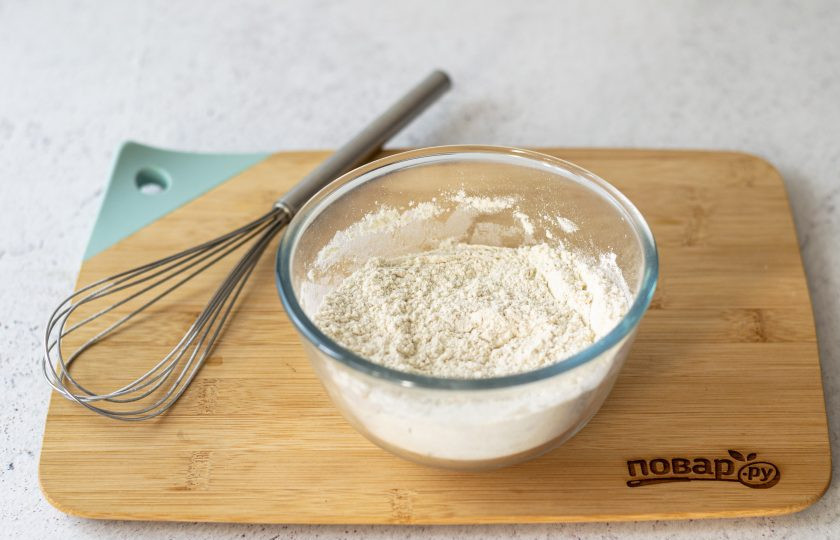 1. Этап. Веганский морковный кекс: Смешайте все сухие ингредиенты в отдельной миске.