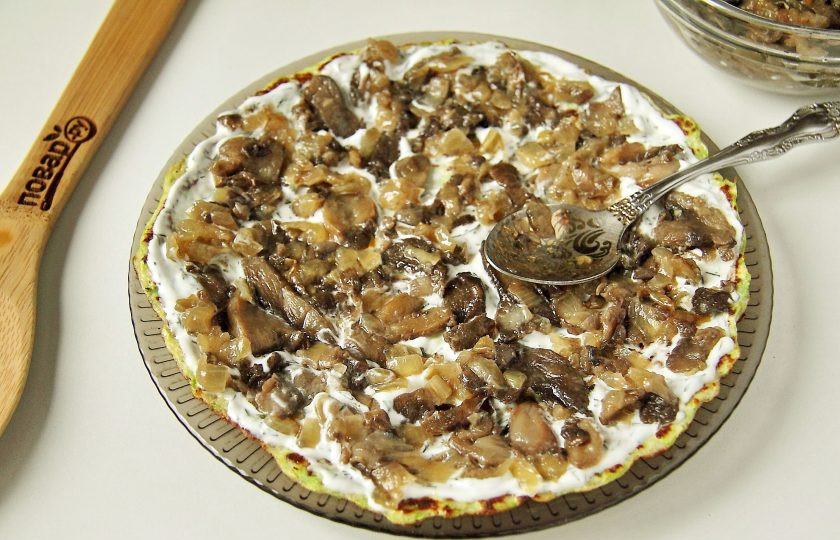 1. Этап. Кабачковый торт с грибами: Сверху распределите тонким слоем грибную начинку.