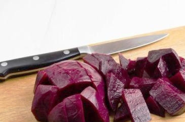 1. Этап. Айран со свеклой: Сначала необходимо сварить свеклу. Заливаем ее кипятком и ставим варить на средний огонь минут 20-30. Затем остужаем ее, чистим и нарезаем крупными кусками.