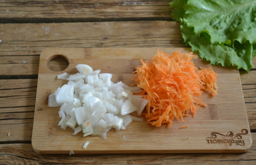 1. Этап. Рулет из рыбы с сыром: Лук и морковь измельчите.