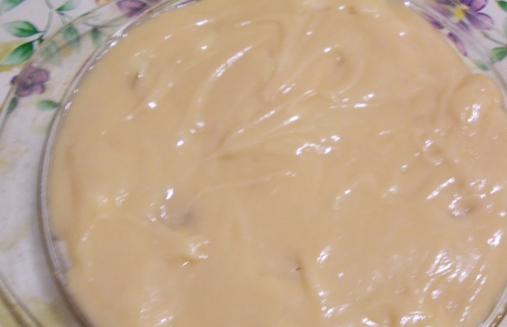 1. Этап. Манник на кефире в микроволновке: 3. Переливаем тесто в форму, которая подходит для микроволновки. На полной мощности выставим таймер на 10 минут, затем подождем немного, проверим на готовность. Повторяем процедуру, пока зубочистка из манника не будет выходить сухой.