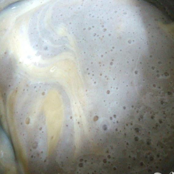 1. Этап. Банановые кексы в микроволновке: Добавляем банановое пюре. Не пугайтесь что смесь потемнела, цвет станет нормальным если хорошо перемешать.