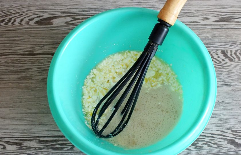 1. Этап. Повитица: Добавьте опару. Перемешайте.