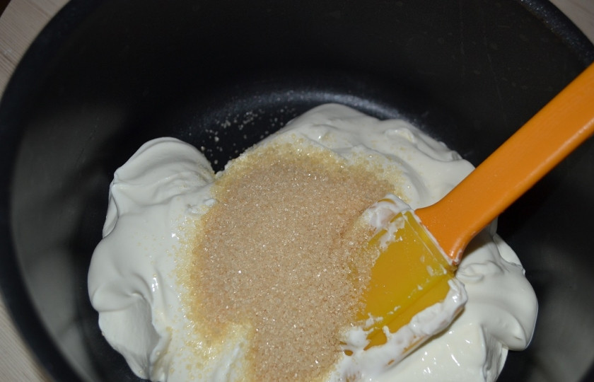 1. Этап. Рулет  Пенек: Тем временем делаем крем. Смешиваем сметану с коричневым сахаром и маслом(мягким), хорошо перемешиваем. Делим получившейся крем на 2 части.