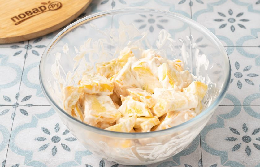 1. Этап. Жареные патиссоны с чесноком: Добавьте патиссоны и перемешайте, чтобы смесь их полностью покрывала.