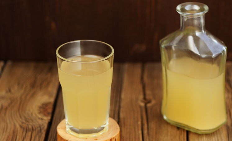 1. Этап. Квас из муки без дрожжей: Процеживаем квас через марлю, разливаем по бутылкам. Охлаждаем напиток в холодильнике. Оставшуюся закваску можно использовать повторно, добавляя сухой квас и сахар.