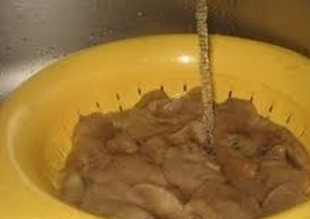 1. Этап. Маринованные белые грибы с чесноком: 3. Варим грибы около часа, после чего сливаем воду и заливаем новой. Спустя еще час откидываем грибы на дуршлаг и даем остыть. Тем временем готовим наш маринад: кипятим воду, добавляем столовую ложку соли, чайную ложку сахара, приправы и уксус. Доводим до кипения и снимаем с огня.