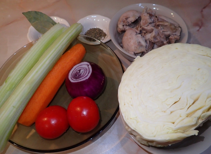 1. Этап. Вкусные щи из свежей капусты: Подготовьте ингредиенты. Сварите сначала куриный бульон. Овощи почистите и порежьте кубиками (лук, морковку, сельдерей).