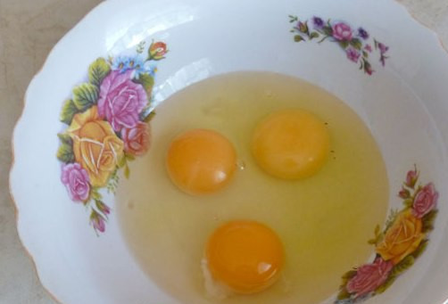 1. Этап. Яичница с мукой: Для начала разбиваем яйца в миску.