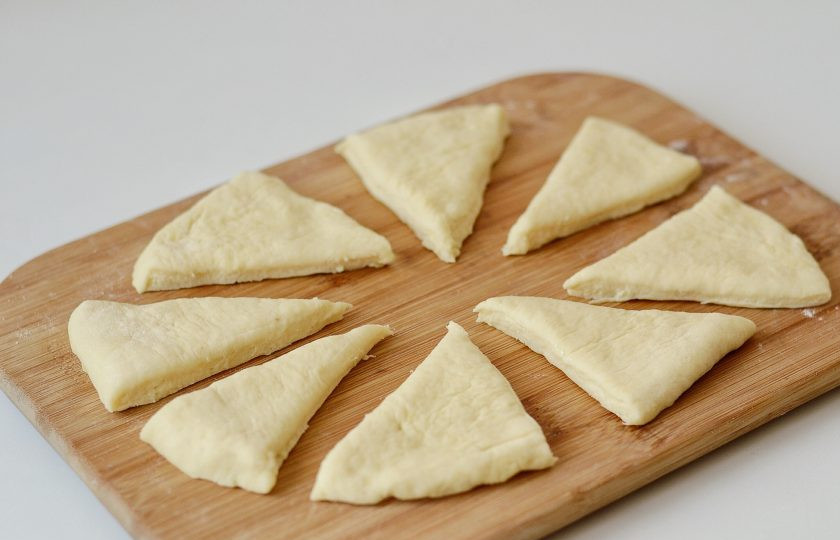 1. Этап. Ирландские сконы: Раскатайте тесто толщиной 5-7 мм. Разделите ножом на треугольники.