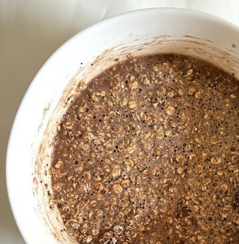 1. Этап. Запечённая овсянка со сливой: Добавить сухие ингредиенты к жидким, добавить и перемешать.