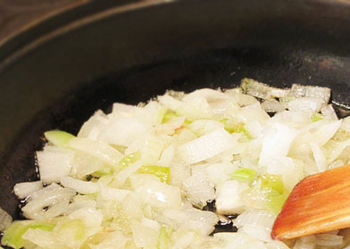 1. Этап. Тарталетки с курицей и грибами: Лук очистите, мелко порубите и обжарьте на растительном масле до золотистого цвета.