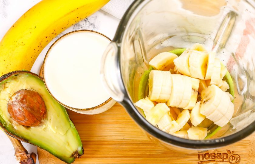 1. Этап. Смузи с авокадо и бананом: Банан очистите от кожуры, нарежьте кружочками и высыпьте в чашу блендера или кухонного комбайна.